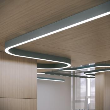 Aufputz montierte LED-Lichtlinie in einem gewerblichen Innenraum